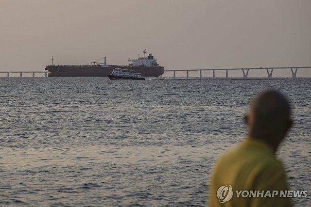 17일(현지시간) 베네수엘라 마라카이보 호수 위 유조선