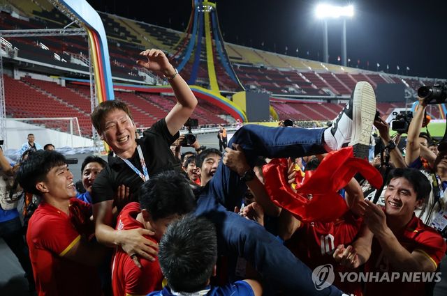 김상식 감독은 헹가래 치는 베트남 선수들.