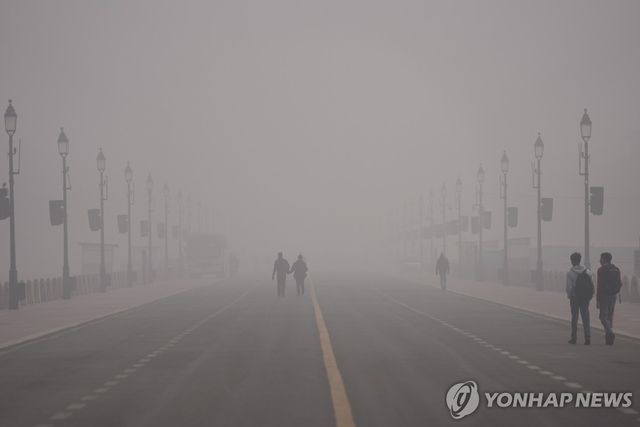 자욱한 스모그에 뒤덮인 인도 뉴델리