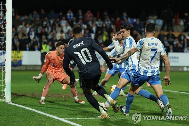 상대 자책골 유도하는 음바페