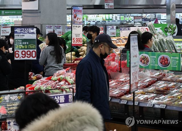 식품물가 5년새 27% 뛰어…고환율에 수입산 과일·생선·고기↑