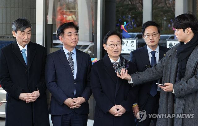 취재진 질문에 답하는 민주당 전현직 의원들