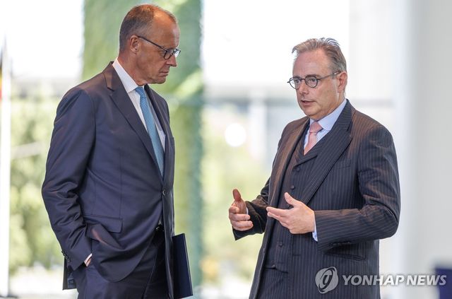 프리드리히 메르츠 독일 총리(왼쪽) 바르트 더베버르 벨기에 총리