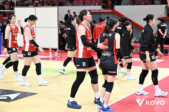 IBK기업은행 패배 후 코트 나서는 페퍼저축은행 선수들