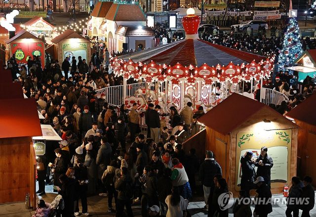 광화문광장에 찾아온 크리스마스…붐비는 연말 인파