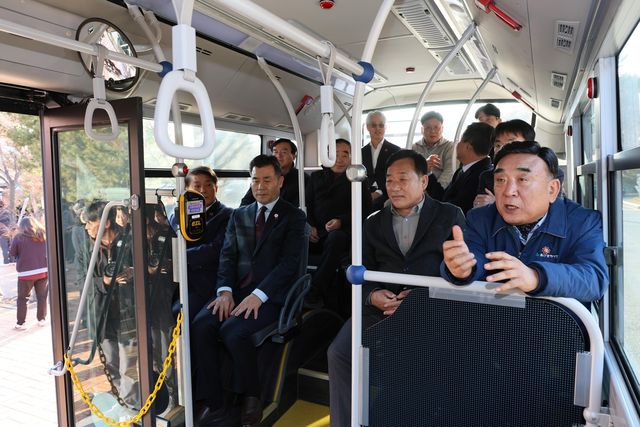 고래버스 시승한 김두겸 울산시장(맨 오른쪽)