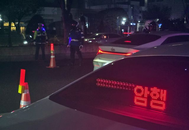 18일 오후 경기 수원시청 앞에서 진행된 음주운전 단속