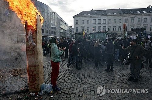 EU 정상회의가 열린 18일 브뤼셀 도심에서 열린 항의시위에서 농민들이 '농업'이라고 적힌 목관을 불태우고 있는 모습 [EPA 연합뉴스] 