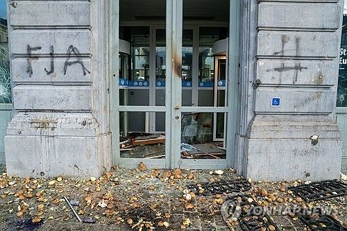 18일 EU 정상회의가 열린 브뤼셀 유럽의회 인근 건물에 감자가 나뒹굴고 있다. [AP 연합뉴스 자료사진] 