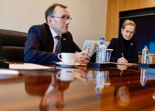 인터뷰하는 에스펜 바르트 아이데 노르웨이 외교장관