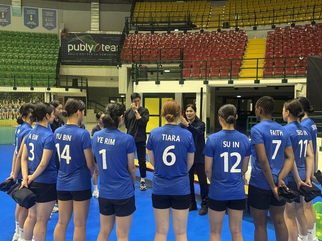 이승여 감독의 설명을 듣는 글로벌 인재 육성 프로그램 참가 선수들