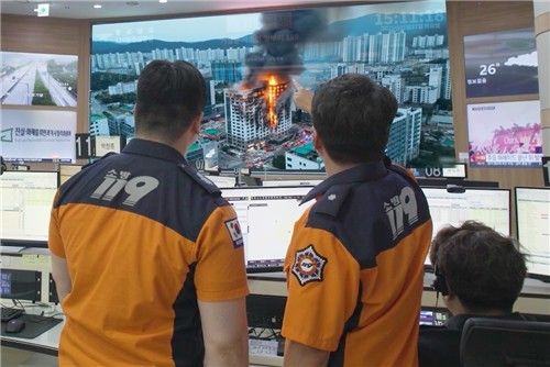 재난현장 분석하는 소방관들