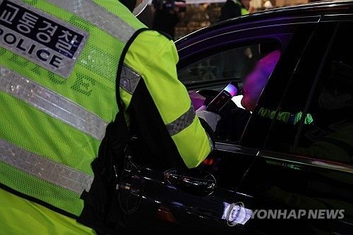 주말 시작과 함께 음주단속 (서울=연합뉴스) 임화영 기자 = 7일 서울 강남역사거리 일대에서 경찰이 음주단속을 진행하고 있다. 2025.11.7 hwayoung7@yna.co.kr(끝)
