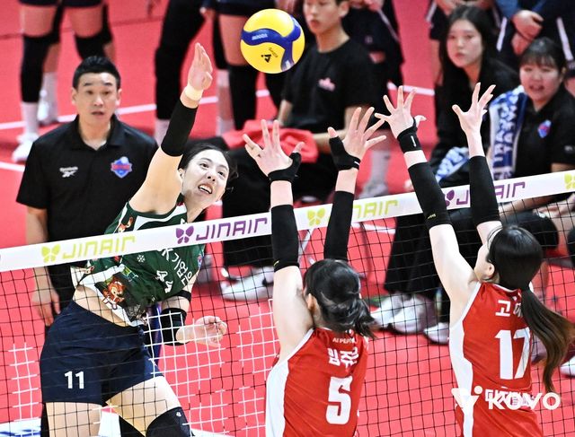 스파이크하는 IBK기업은행의 육서영(왼쪽)