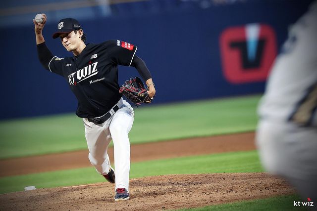 역투하는 kt의 선발 투수 고영표