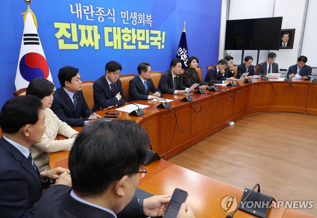 원내대책회의서 발언하는 김병기 원내대표