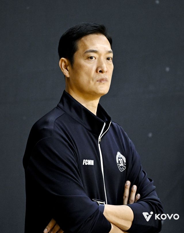 근심 어린 표정의 김상우 삼성화재 감독