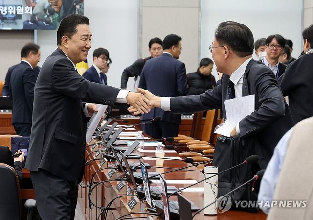 악수 나누는 김병기·신장식