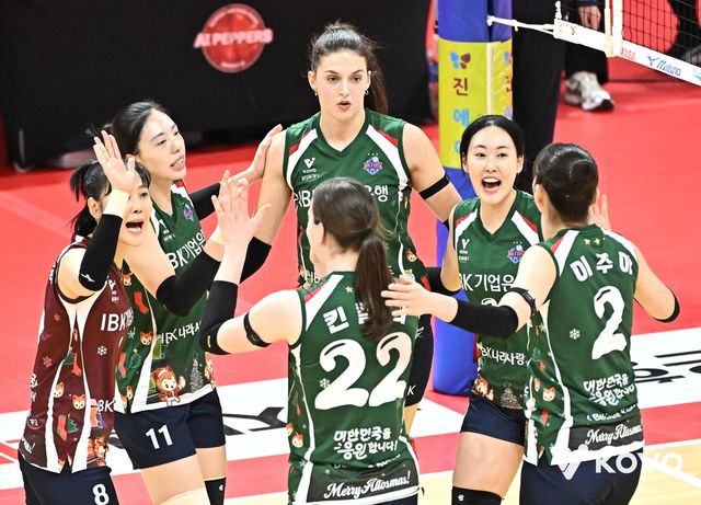 득점 후 기뻐하는 IBK기업은행 선수들