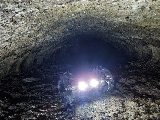제주도 용암동굴 탐사 중인 전개형 휠 달탐사 로버
