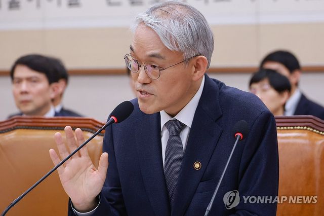 질의에 답하는 천대엽 법원행정처장