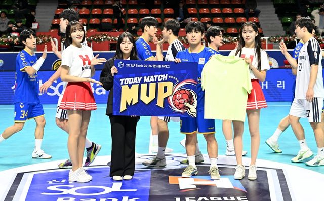 경기 최우수선수에 뽑힌 충남도청 육태경(오른쪽에서 두 번째)