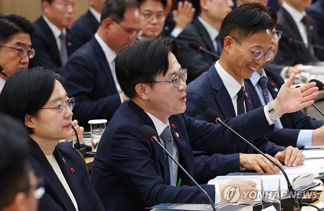 답변하는 김정관 산업부 장관