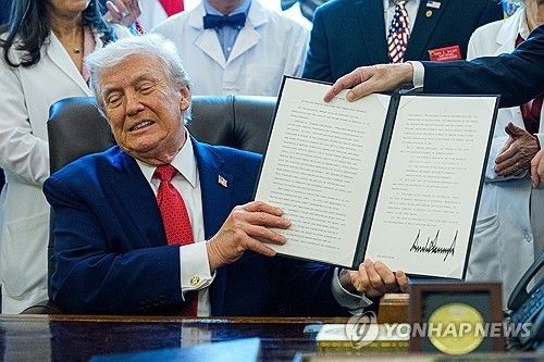 행정명령 서명한 트럼프