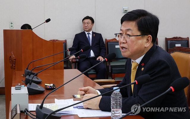 법사위 전체회의 출석한 최교진·윤호중 장관