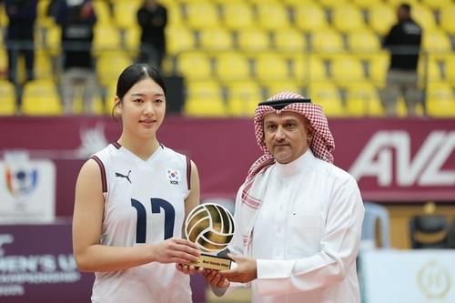 U-16 아시아선수권에서 대회 MVP를 차지한 손서연(왼쪽)