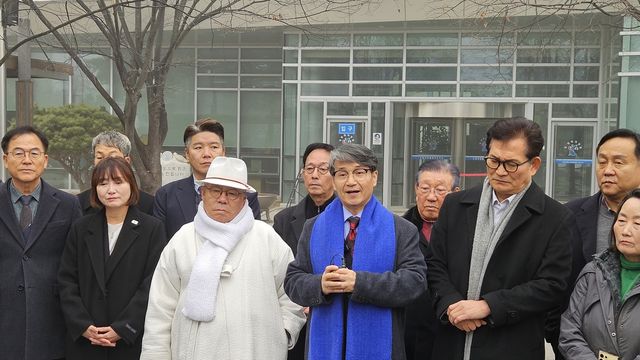 수원지법 여주지원 앞에서 발언하는 최재영 목사