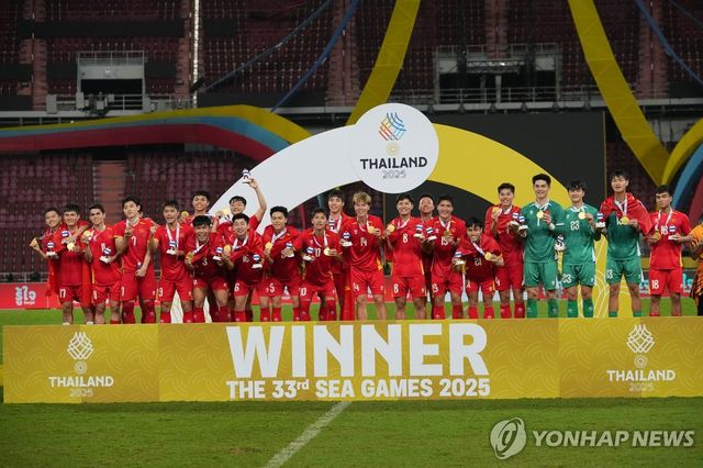 동남아시안 게임 남자 축구 우승을 차지한 베트남 대표팀의 세리머니 모습. 