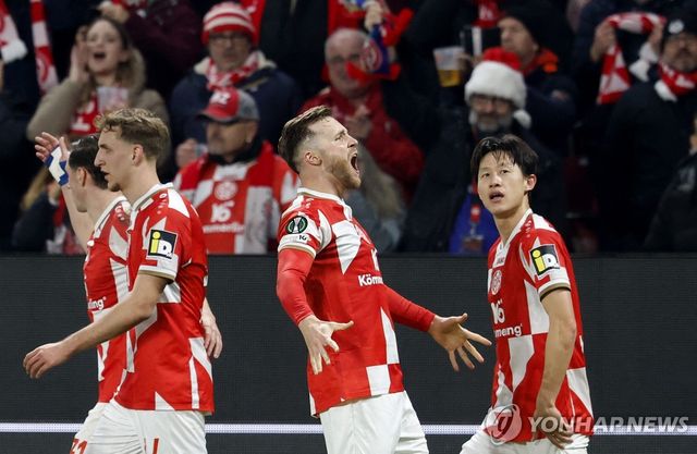 이재성(오른쪽)의 도움으로 선제골을 넣고 포효하는 질반 비드머(가운데)