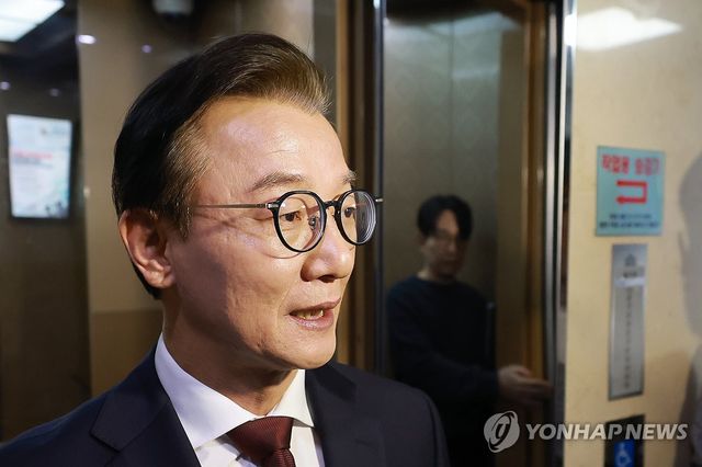 의원회관 사무실 나서며 질문에 답하는 전재수 전 장관