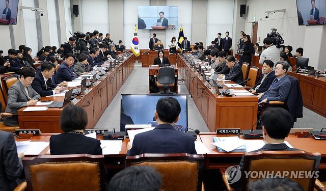 국회 운영위 주재하는 김병기 위원장