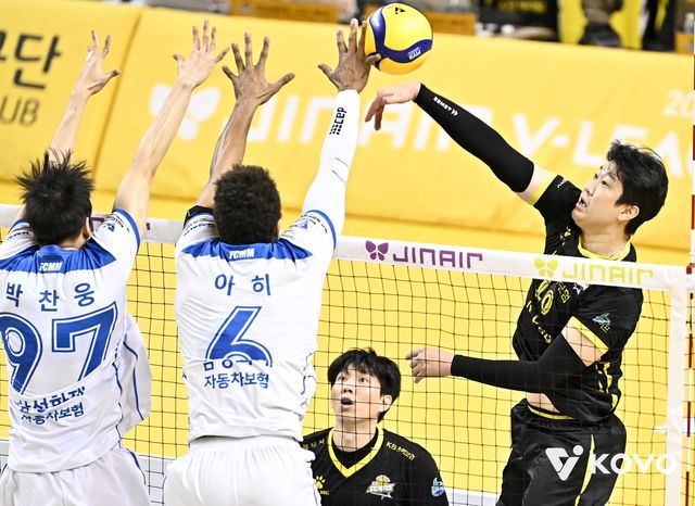 나경복의 공격을 차단하는 삼성화재