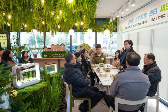 새단장 마친 스마트팜 센터에서 17일 주민들을 만난 이순희 강북구청장