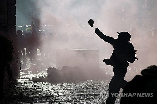 18일 브뤼셀에서 EU-메르코수르 FTA에 반대하는 시위를 펼치는 유럽 농민 [로이터 연합뉴스 자료사진]