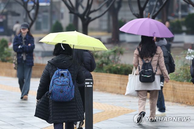 우산 쓴 시민들