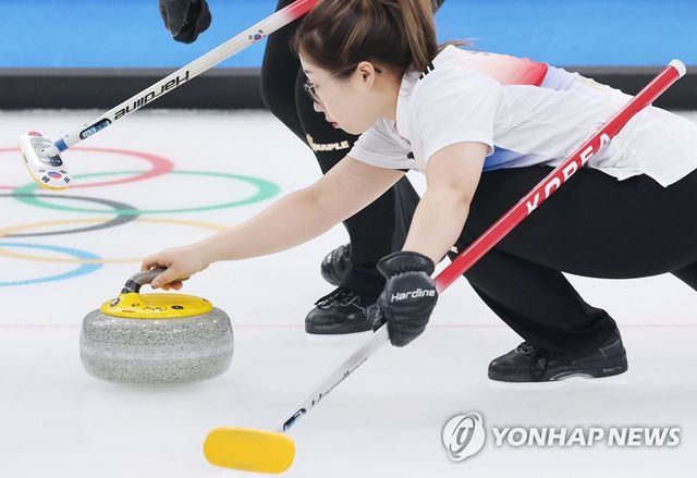 [올림픽] 투구하는 김선영