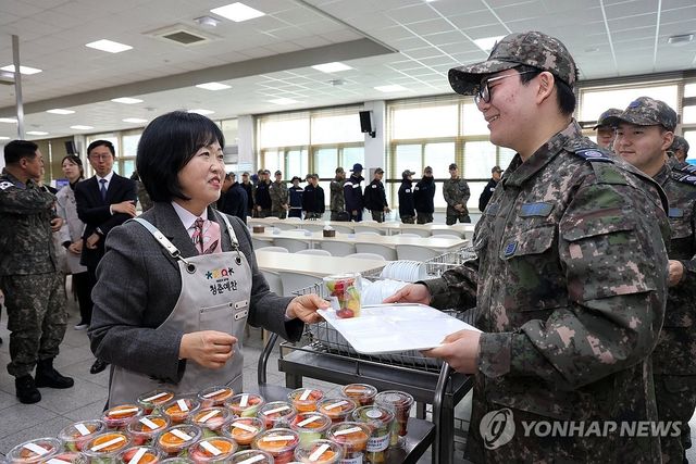 홍소영 병무청장, 공군1전비 방문해 장병들 격려