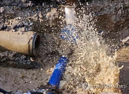 상수도관 파열 ※ 위 사진은 기사내용과 직접적인 관련이 없습니다.
