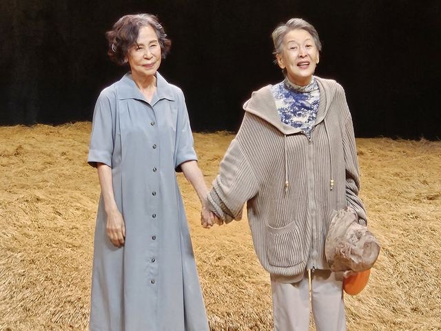 무대 인사하는 배우 윤석화와 손숙