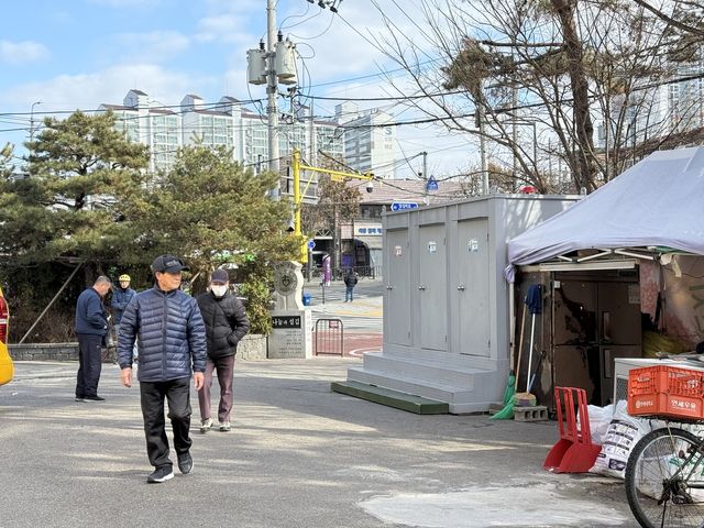 밥퍼나눔운동본부 밖 이동식화장실