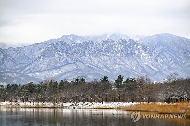 겨울옷 입은 설악산 울산바위