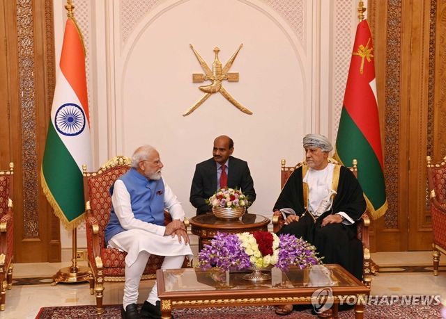 오만 부총리와 회담하는 나렌드라 모디 인도 총리(왼쪽)