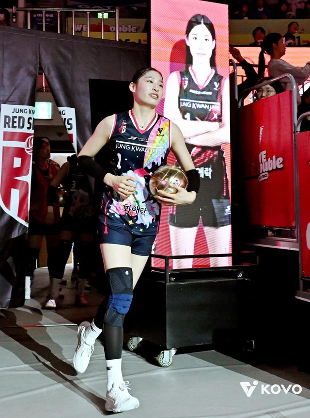 입장하는 정관장의 인쿠시