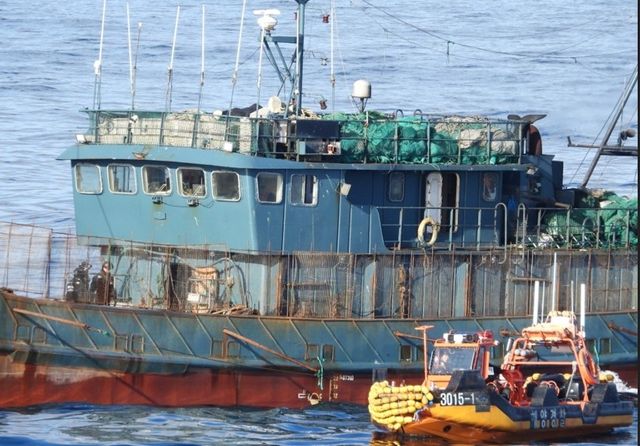 쇠창살로 무장한 중국어선 