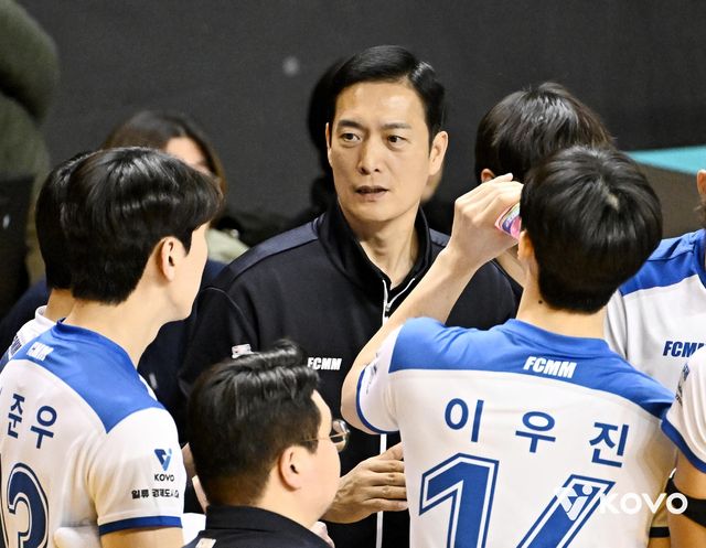 김상우 감독(중앙)의 작전 지시를 듣는 삼성화재 선수들