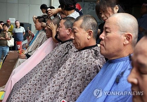 삭발하는 완주군의원들